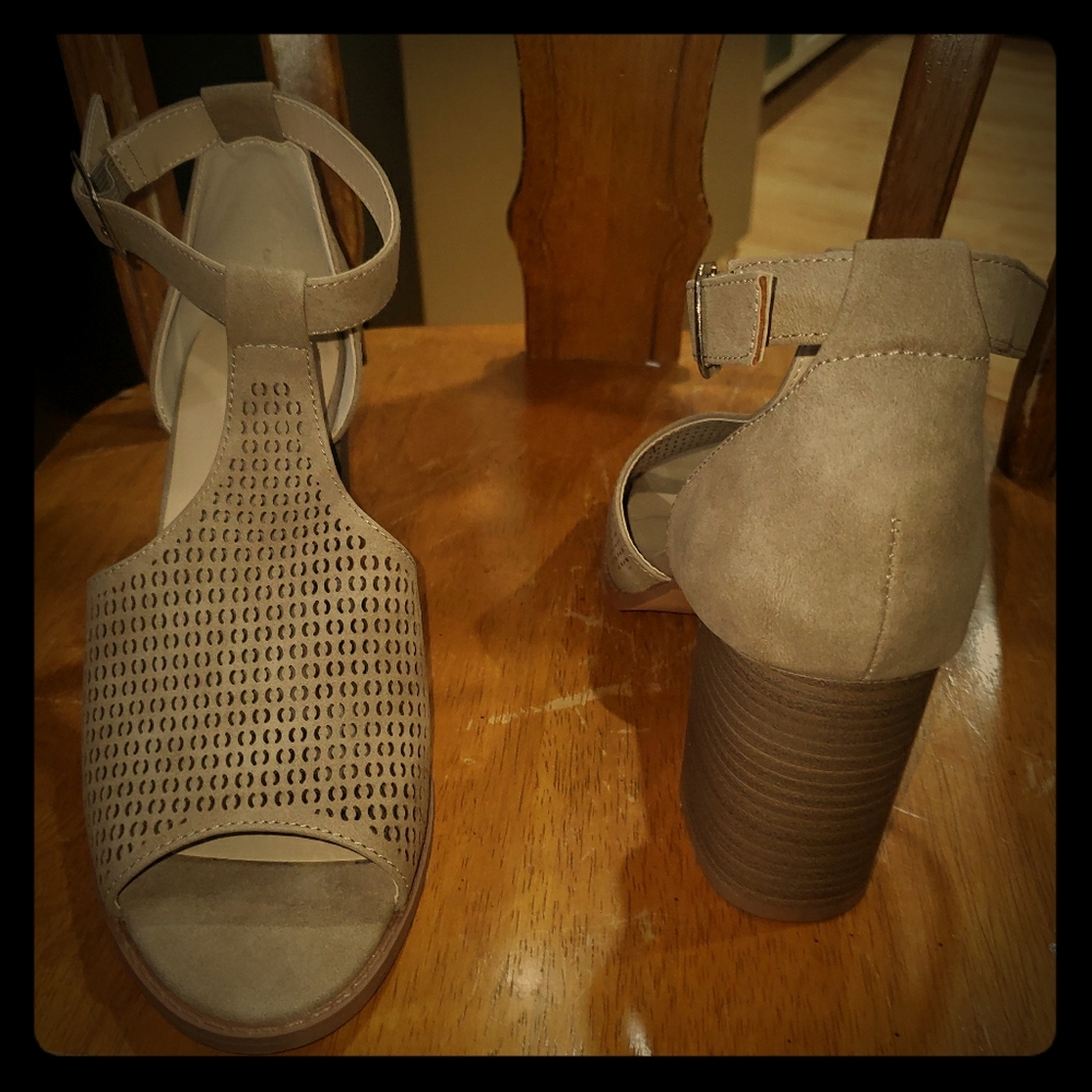 Restricted women's shoes